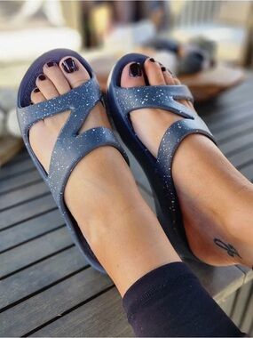 NWOT Telic Z-Strap Recovery Sandals - Size XS/7 - Dolphin Gray/White Splash